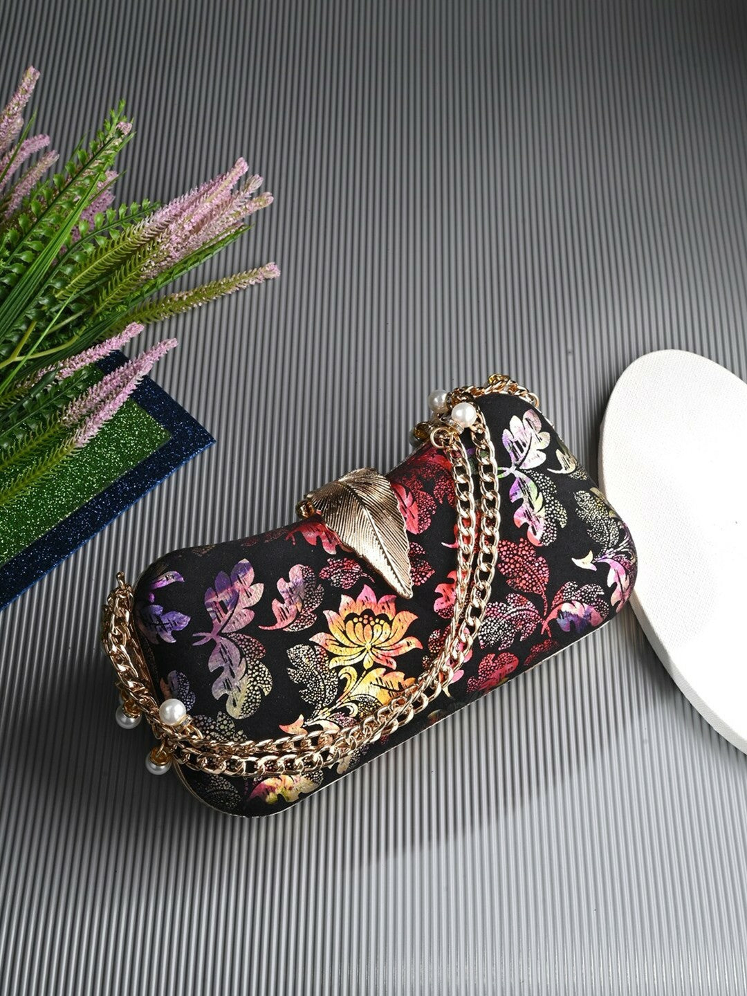 Printed Box Clutch – Black & Red Patterned Handheld Clutch