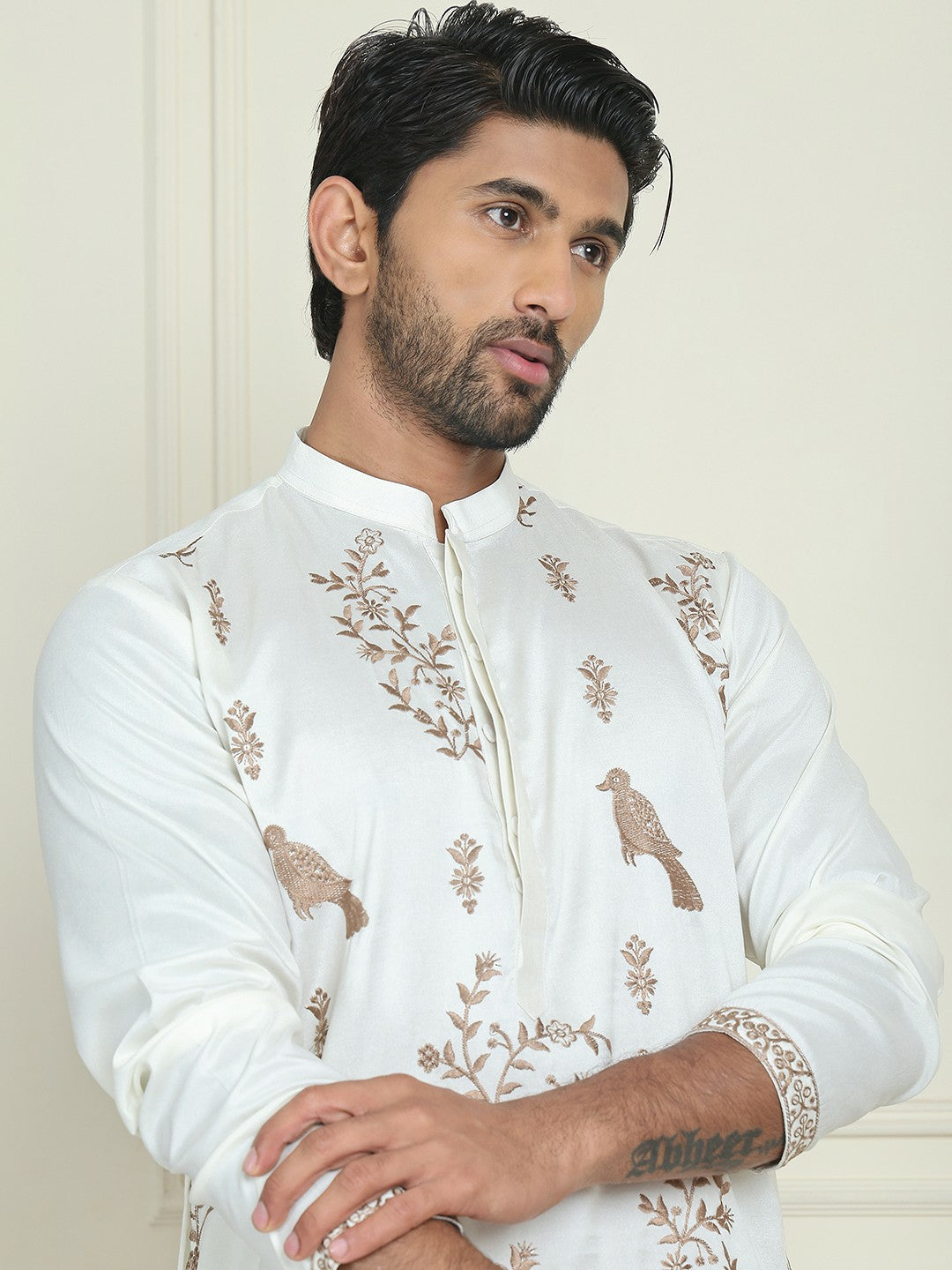 Men’s White & Brown Ethnic Motifs Embroidered Straight Kurta – Mandarin Collar, Thread Work