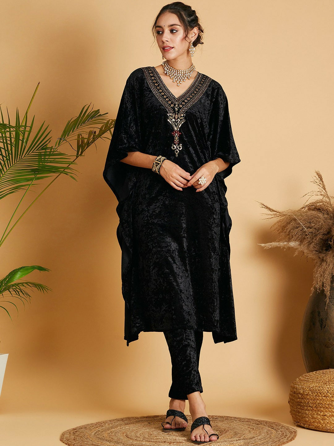 Black Velvet Sequinned Kurta for Women – Bollywood Eid Indian Pakistani Kaftan Style | Indiaista