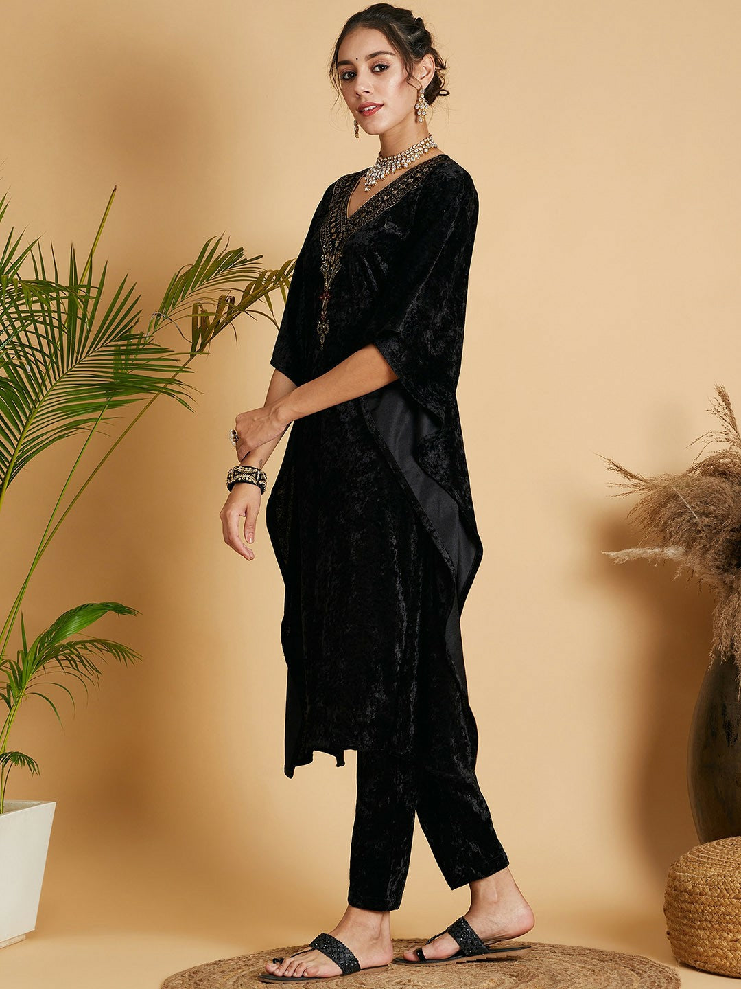 Black Velvet Sequinned Kurta for Women – Bollywood Eid Indian Pakistani Kaftan Style | Indiaista