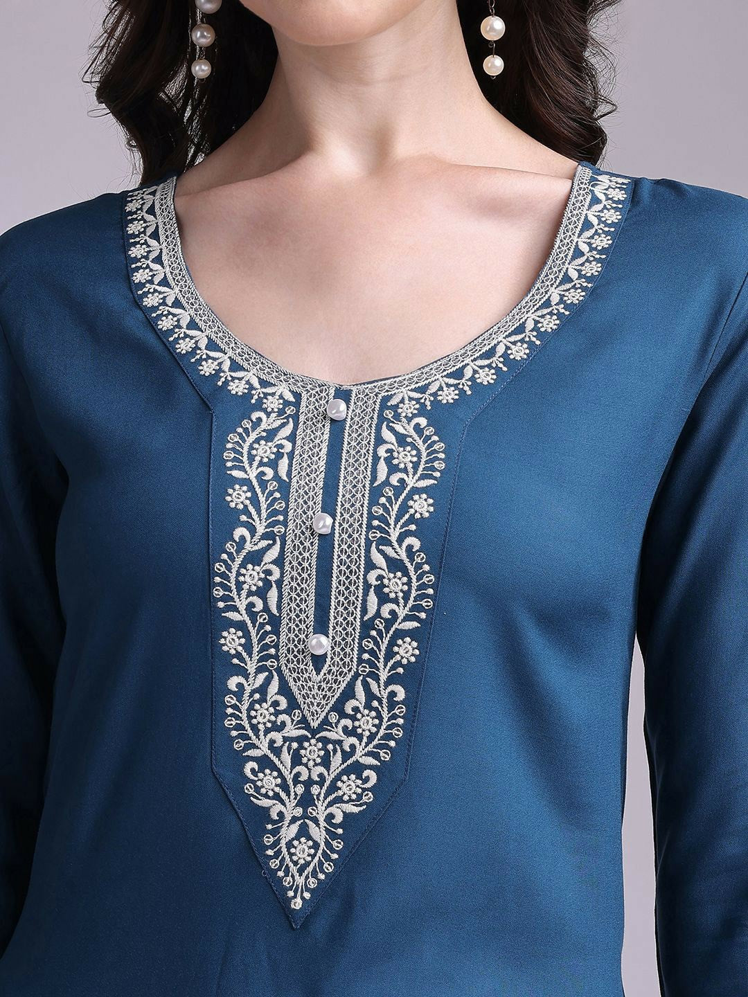 Women Teal & White Embroidered Thread Work Kurta